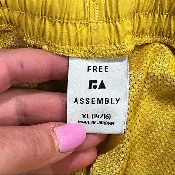 Free Assembly Yellow Tropical Floral Board Shorts Size 14/16 XL - Picture 4 of 6